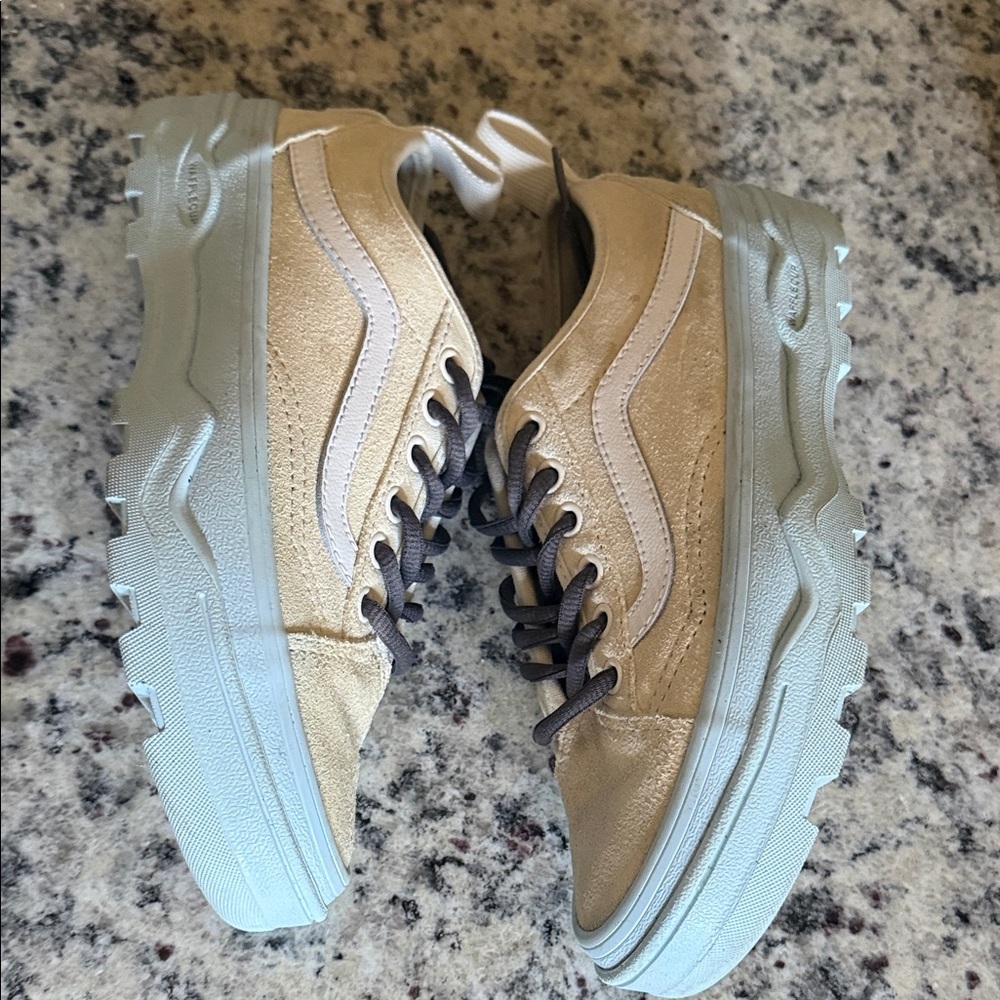 Vans leather cream/white, gray laces, Wafflecup ultraCUSH size 5 M 6.5W